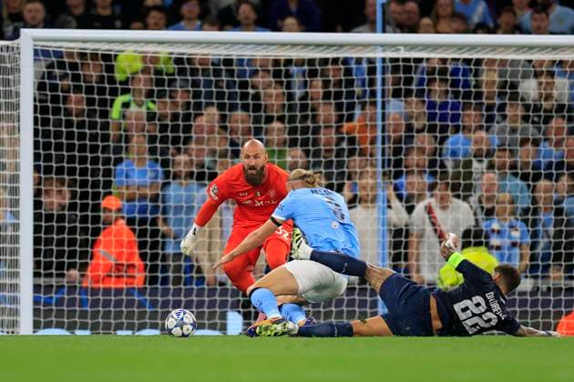 Manchester City v Napoli Champions League 18 09 2025. Erling Haaland (9) of Manchester City goes down under a challenge by Giovanni Di Lorenzo (22) of Napoli and a free kick is given after a VAR check during the Champions League match between Manchester City and Napoli at the Etihad Stadium, Manchester, England on 18 September 2025. Manchester Etihad Stadium Manchester England Editorial use only , Copyright: xConorxMolloyx PSI-22854-0023
