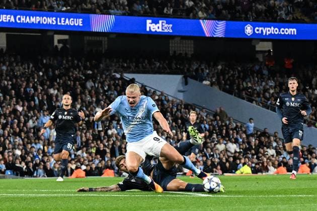Manchester, England, 18th September 2025. Giovanni Di Lorenzo of SSC Napoli tackles Erling Haaland of Manchester City during the Manchester City vs Napoli UEFA Champions League match at the Etihad Stadium, Manchester. Picture credit should read: Cody Froggatt Sportimage EDITORIAL USE ONLY. No use with unauthorised audio, video, data, fixture lists, club league logos or live services. Online in-match use limited to 120 images, no video emulation. No use in betting, games or single club league player publications. SPI_026_CF_MCI_NAP SPI-4144-0042