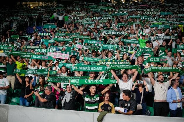 UEFA CHAMPIONS LEAGUE SPORTING CP VS KAIRAT ALMATY Lisboa, Portugal - 18 09 2025: UEFA Champions League match between Sporting CP and Kairat Almaty at Estadio JosÃ Alvalade Sporting fans lifting scarfes in support of team before the game Mandatory Credit: Pedro Loureiro Avant Sports Agency Lisboa Estadio JosÃ Alvalade Portugal Copyright: xTorbjornxTandex