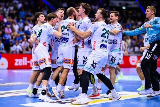 TVB Stuttgart Frisch Auf Göppingen Handball 1 Bundesliga, Men, Season 2025 2026, TVB Stuttgart Frisch Auf Göppingen, Porsche Arena The players of Frisch Auf Göppingen cheer after the match Stuttgart Porsche Arena Baden Württemberg Germany