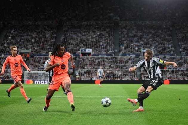 Newcastle United gegen Barcelona 18. September 2025, Newcastle Champions League Fußball Newcastle United gegen Barcelona Harvey Barnes von Newcastle United schießt an Jules Kounde von Barcelona vorbei Foto  Copyright: xDanielxChestertonxOffside