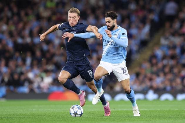 Manchester City v SSC Napoli - UEFA Champions League MANCHESTER, UNITED KINGDOM - SEPTEMBER 18: Josko Gvardiol (R) of Manchester City is challenged by Rasmus Hojlund of SSC Napoli during the UEFA Champions League match between Manchester City and SSC Napoli at Etihad Stadium on September 18, 2025 in Manchester, United Kingdom. Alex Livesey Anadolu Manchester Ingiltere. Editorial use only. Please get in touch for any other usage.  Copyright: x2025xAnadoluxAlexxLiveseyx