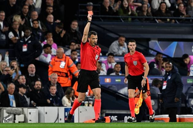 Manchester, England, 18th September 2025. Referee Felix Zwayer shows Giovanni Di Lorenzo of SSC Napoli (not pictured) a straight red card during the Manchester City vs Napoli UEFA Champions League match at the Etihad Stadium, Manchester. Picture credit should read: Cody Froggatt Sportimage EDITORIAL USE ONLY. No use with unauthorised audio, video, data, fixture lists, club league logos or live services. Online in-match use limited to 120 images, no video emulation. No use in betting, games or single club league player publications. SPI_028_CF_MCI_NAP SPI-4144-0045