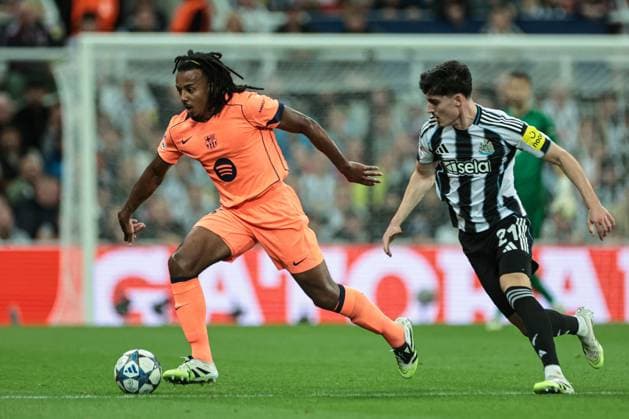 UEFA Champions League 2025 26 Phase MD1 Newcastle United vs Barcelona Jules Kounde of Barcelona under pressure from Tino Livramento of Newcastle Untied during the UEFA Champions League 2025 26 Phase MD1 Newcastle United vs Barcelona at St James s Park, Newcastle, United Kingdom, 18th September 2025 (Photo by Mark Cosgrove News Images) Newcastle St. James s Park Tyne and Wear United Kingdom Copyright: xMarkxCosgrove NewsxImagesx