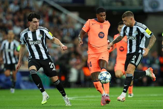 Newcastle United FC v FC Barcelona, Barca - UEFA Champions League 2025 26 League Phase MD1 Tino Livramento of Newcastle United, Marcus Rashford of FC Barcelona and Kieran Trippier of Newcastle United challenge during the UEFA Champions League 2025 26 League Phase MD1 match between Newcastle United FC and FC Barcelona at St James Park on September 18, 2025 in Newcastle upon Tyne, England. Newcastle upon Tyne St. James Park England United Kingdom Copyright: xEdxSykes Sportsphoto APLx 14135219