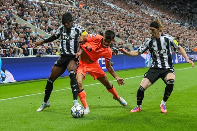 Newcastle United FC v FC Barcelona, Barca Champions League Tino Livramento Of Newcastle United & Anthony Gordon Of Newcastle United battles with Gerard Martin Of Barcelona during the Newcastle United FC v FC Barcelona Champions League Round One match at St.James Park, Newcastle, United Kingdom on 17 September 2025 Credit: Lee Keuneke Every Second Media Editorial use only. All images are copyright Every Second Media Limited. No images may be reproduced without prior permission. Copyright: xIMAGO EveryxSecondxMediax ESM-1585-0023 LeexKeunekex xEveryxSecondxMediax