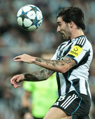 UEFA Champions League 2025 26 Phase MD1 Newcastle United vs Barcelona Sandro Tonali of Newcastle Untied heads the ball during the UEFA Champions League 2025 26 Phase MD1 Newcastle United vs Barcelona at St James s Park, Newcastle, United Kingdom, 18th September 2025 (Photo by Mark Cosgrove News Images) Newcastle St. James s Park Tyne and Wear United Kingdom Copyright: xMarkxCosgrove NewsxImagesx