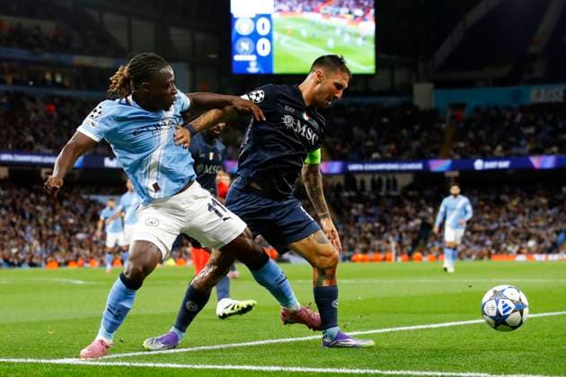 Manchester City v Napoli, Manchester, UK - 18 September 2025 Jeremy Doku of Manchester City battles for the ball with Matteo Politano of Napoli during the UEFA Champions League match between Manchester City and Napoli at The Etihad Stadium on 18 September 2025 in Manchester, England (Photo by Steve Taylor PPAUK) Manchester The Etihad Stadium Greater Manchester England Copyright: xStevexTaylor PPAUKx PPA-215078