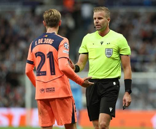 Newcastle Upon Tyne, England, 18th September 2025. Frenkie de Jong of FC Barcelona, Barca is spoken to by referee Glenn Nyberg (r) during the Newcastle United vs FC Barcelona UEFA Champions League match at St. James Park, Newcastle Upon Tyne. Picture credit should read: Nigel Roddis Sportimage EDITORIAL USE ONLY. No use with unauthorised audio, video, data, fixture lists, club league logos or live services. Online in-match use limited to 120 images, no video emulation. No use in betting, games or single club league player publications. SPI_029_NR_Newcastle_Barca SPI-4145-0029