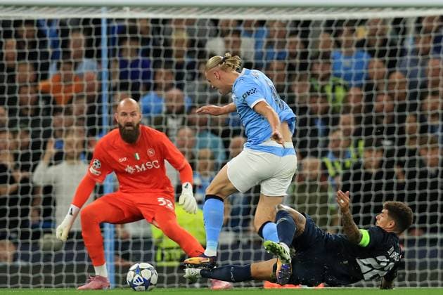 18th September 2025; Etihad Stadium, Manchester, England; UEFA Champions League Football, Manchester City versus Napoli; Giovanni Di Lorenzo of SSC Napoli brings down Erling Haaland of Manchester City and was sent off with a red card  DavidxBlunsden