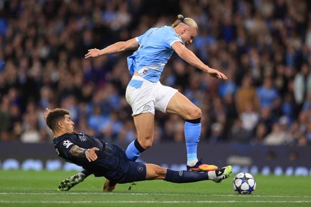 Fußball UEFA-Champions-League-Phase Manchester City vs. SSC Napoli 18. September 2025 UEFA-Champions-League-Phase Manchester City vs. SSC Napoli Giovanni Di Lorenzo von Napoli foult Erling Haaland von Manchester City und bekommt dafür die Rote Karte Foto Simon Stacpoole Abseits Manchester UK  Copyright: xSimonxStacpoolexOffside