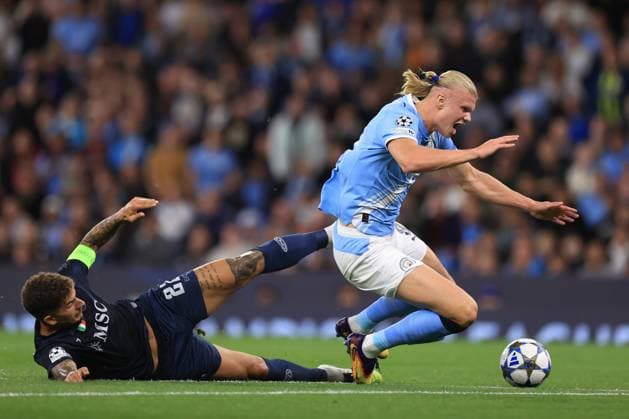 Fußball UEFA-Champions-League-Phase Manchester City vs. SSC Napoli 18. September 2025 UEFA-Champions-League-Phase Manchester City vs. SSC Napoli Giovanni Di Lorenzo von Napoli foult Erling Haaland von Manchester City und bekommt dafür die Rote Karte Foto Simon Stacpoole Abseits Manchester UK  Copyright: xSimonxStacpoolexOffside