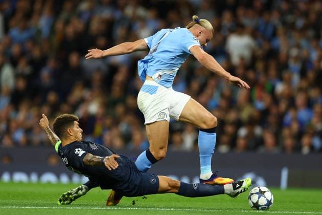 September 18, 2025, Manchester, Naples, England: Erling Haaland of Manchester City challenges for the ball with Giovanni Di Lorenzo of Napoli during the UEFA Champions League 2025 26 League Phase MD1 match between Manchester City and SSC Napoli at Etihad Stadium on September 18, 2025 in Manchester, England Manchester England - ZUMAl131 20250918_zsp_l131_007 Copyright: xCiroxDexLucax