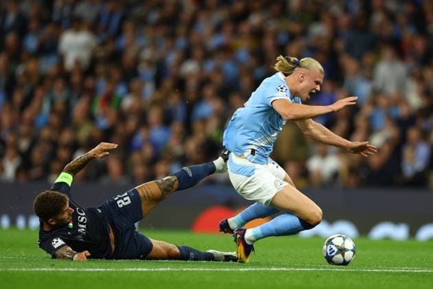 September 18, 2025, Manchester, Naples, England: Erling Haaland of Manchester City challenges for the ball with Giovanni Di Lorenzo of Napoli during the UEFA Champions League 2025 26 League Phase MD1 match between Manchester City and SSC Napoli at Etihad Stadium on September 18, 2025 in Manchester, England Manchester England - ZUMAl131 20250918_zsp_l131_010 Copyright: xCiroxDexLucax