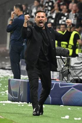 18 09 2025, xsltx, Fußball UEFA Champions League, Eintracht Frankfurt Galatasaray SK Istanbul v l Torjubel nach dem Tor zum celebrating the goal celebrate 0 1 bei Trainer Okan Buruk Galatasaray Istanbul DFL DFB REGULATIONS PROHIBIT ANY USE OF PHOTOGRAPHS as IMAGE SEQUENCES and or QUASI VIDEO Frankfurt am Main