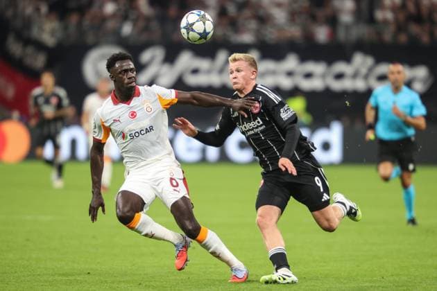 Davinson Sanchez (Galatasaray SK, 06) im Zweikampf mit Jonathan Burkardt (Eintracht Frankfurt, 09), GER, Eintracht Frankfurt vs Galatasaray Istanbul, Fussball, UEFA Champions League, Ligaphase, 1. Spieltag, Spielzeit 2025 2026, 18.09.2025 GER, Eintracht Frankfurt vs Galatasaray Istanbul, Fussball, UEFA Champions League, Ligaphase, 1. Spieltag, Spielzeit 2025 2026, 18.09.2025 Frankfurt am Main Copyright: xEibner-Pressefoto JanxPrihodax EP_JPA