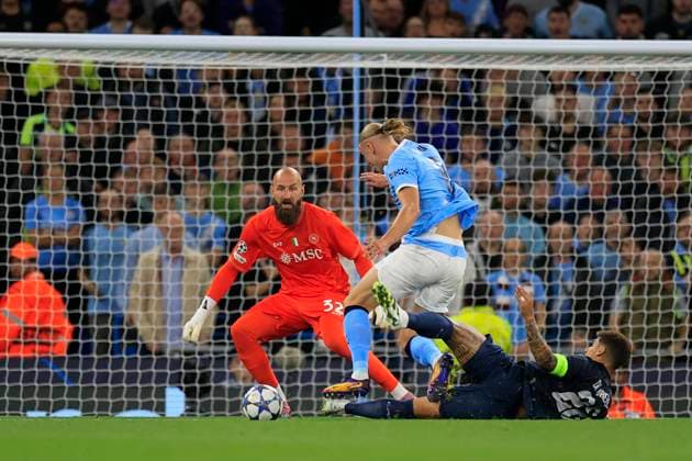 Manchester City v Napoli Champions League 18 09 2025. Giovanni Di Lorenzo (22) of Napoli is sent off for this tackle on Erling Haaland (9) of Manchester City during the Champions League match between Manchester City and Napoli at the Etihad Stadium, Manchester, England on 18 September 2025. Manchester Etihad Stadium Manchester England Editorial use only , Copyright: xConorxMolloyx PSI-22854-0028