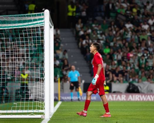 Sherhan Kalmurza of Kairat Almaty saves the penalty during the Champions League match between Sporting and Kairat Almaty at Estadio Jose Alvalade, in Lisbon, Portugal. (Diogo Sautchuk) Copyright: xDiogoxSautchukx
