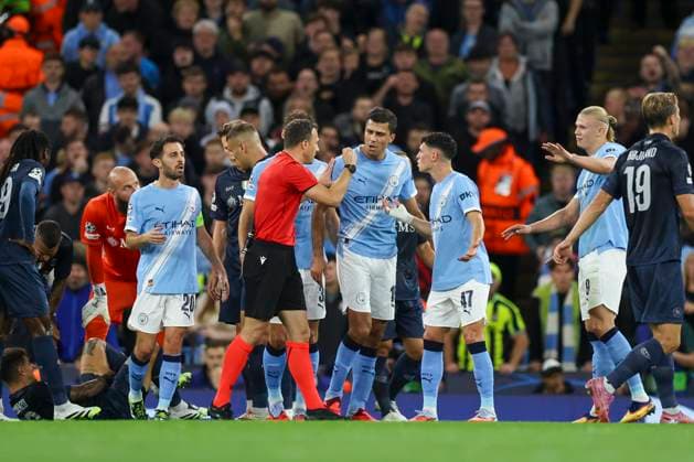 Manchester City FC v SSC Napoli, Champions League Referee Felix Zwayer (GER) speaks with Manchester City midfielder Rodri (16) during the Manchester City FC v SSC Napoli Champions League Round One match at the Etihad Stadium, Manchester, United Kingdom on 18 September 2025 Credit: Phil Duncan Every Second Media Editorial use only. All images are copyright Every Second Media Limited. No images may be reproduced without prior permission. Copyright: xIMAGO EveryxSecondxMediax ESM-1589-0031 PhilxDuncanx xEveryxSecondxMediax