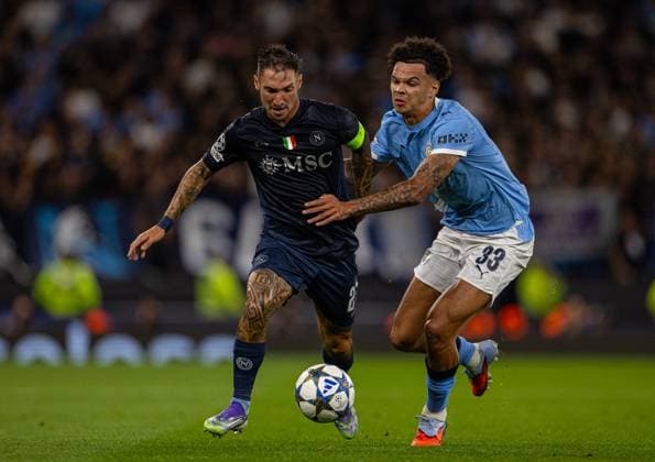 Football - UEFA Champions League - League Phase - Manchester City FC v SC Napoli MANCHESTER, ENGLAND - Thursday, September 18, 2025: Napoli s Lorenzo Lucca (L) is challenged by Manchester City s Nico O Reilly during the UEFA Champions League match between Manchester City FC and SC Napoli at the City of Manchester Stadium. (Photo by David Rawcliffe Propaganda) MANCHESTER City of Manchester Stadium GREATER MANCHESTER ENGLAND  Copyright: xDavidxRawcliffex P2025-09-18-Man_City_Napoli-42