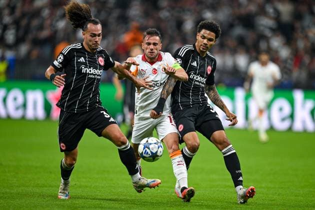 Arthur Theate Eintracht Frankfurt, 03 , Yunus Akgün Galatasaray Istanbul, 11 and Nnamdi Collins Eintracht Frankfurt, 34 in action, GER, Eintracht Frankfurt vs Galatasaray Istanbul, Football, UEFA Champions League, League Phase, Matchday 1, Matchday 2025 2026, 18 09 2025 GER, Eintracht Frankfurt vs Galatasaray Istanbul, Football, UEFA Champions League, League Phase, Matchday 1, Matchday 2025 2026, 18 09 2025 Frankfurt am Main Copyright: xEibner-Pressefoto FlorianxWiegandx EP_FWD