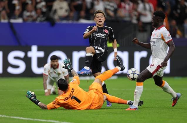 18 09 2025, Football UEFA Champions League, Eintracht Frankfurt Galatasaray SK Istanbul, emonline, emspor, v l , Ritsu Doan Eintracht Frankfurt scores to 1 1, Goalkeeper Ugurcan Cakir Galatasaray SK , Davinson Sanchez Galatasaray SK DFL DFB REGULATIONS PROHIBIT ANY USE OF PHOTOGRAPHS AS IMAGE SEQUENCES AND OR QUASI VIDEO xdcx Copyright: HMBxMedia Claus