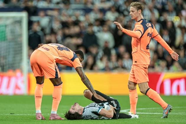 UEFA Champions League 2025 26 Phase MD1 Newcastle United vs Barcelona Marcus Rashford of Barcelona checks on Tino Livramento of Newcastle Untied during the UEFA Champions League 2025 26 Phase MD1 Newcastle United vs Barcelona at St James s Park, Newcastle, United Kingdom, 18th September 2025 (Photo by Mark Cosgrove News Images) Newcastle St. James s Park Tyne and Wear United Kingdom Copyright: xMarkxCosgrove NewsxImagesx