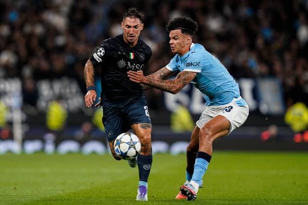 Manchester, England, 18th September 2025. Matteo Politano of SSC Napoli breaks with the ball under pressure from Nico O™Reilly of Manchester City during the Manchester City vs Napoli UEFA Champions League match at the Etihad Stadium, Manchester. Picture credit should read: Andrew Yates Sportimage EDITORIAL USE ONLY. No use with unauthorised audio, video, data, fixture lists, club league logos or live services. Online in-match use limited to 120 images, no video emulation. No use in betting, games or single club league player publications. SPI_035_AY_MCI_NAP SPI-4144-0067