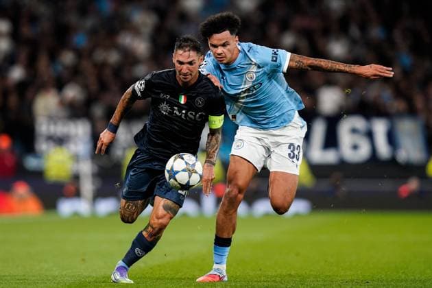 Manchester, England, 18th September 2025. Matteo Politano of SSC Napoli breaks with the ball under pressure from Nico O™Reilly of Manchester City during the Manchester City vs Napoli UEFA Champions League match at the Etihad Stadium, Manchester. Picture credit should read: Andrew Yates Sportimage EDITORIAL USE ONLY. No use with unauthorised audio, video, data, fixture lists, club league logos or live services. Online in-match use limited to 120 images, no video emulation. No use in betting, games or single club league player publications. SPI_036_AY_MCI_NAP SPI-4144-0068