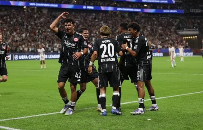 18 09 2025, Football UEFA Champions League, Eintracht Frankfurt Galatasaray SK Istanbul, emonline, emspor, v l ,Goal celebration, celebrate the goal , Can Uzun Eintracht Frankfurt , Fares Chaibi Eintracht Frankfurt , Ansgar Knauff Eintracht Frankfurt DFL DFB REGULATIONS PROHIBIT ANY USE OF PHOTOGRAPHS AS IMAGE SEQUENCES AND OR QUASI VIDEO xdcx Copyright: HMBxMedia Claus