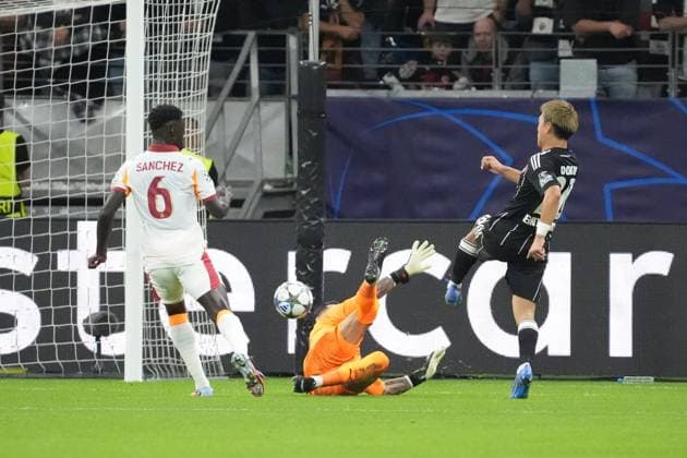 Ritsu Doan Eintracht Frankfurt, 20 scores the goal to make it 1 1 against goalkeeper Ugurcan Cakir Galatasaray Istanbul Frankfurt 18 09 2025 Eintracht Frankfurt vs Galatasaray Istanbul, Deutsche Bank Park, Matchday 1 UEFA Champions League