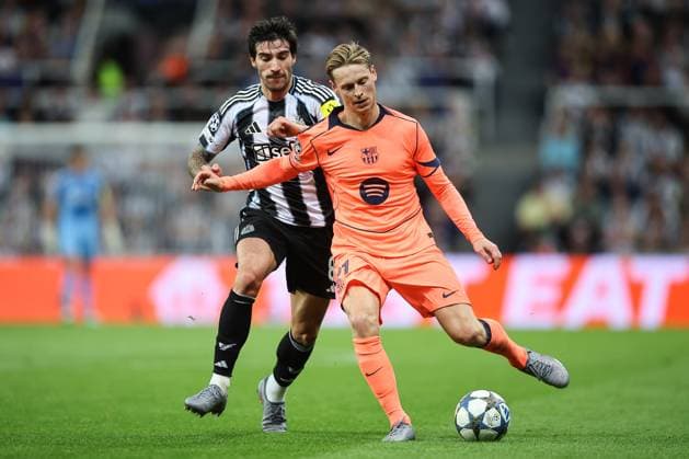 Newcastle United gegen Barcelona 18. September 2025, Newcastle Champions League Fußball Newcastle United gegen Barcelona Frenkie de Jong von Barcelona und Bruno Guimaraes von Newcastle United Foto  Copyright: xDanielxChestertonxOffside