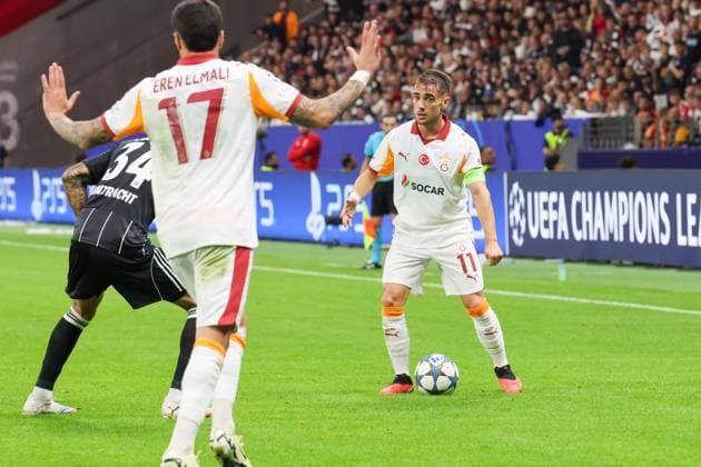 Champions League Eintracht Frankfurt Galatasaray AS on 18 09 25 in Deutsche Bank Park, Frankfurt duel between Yunus Akgun, Galatasaray, 11 and Nnamdi Collins, Eintracht Frankfurt, 34 Frankfurt Deutsche Bank Park Frankfurt Germany Copyright: xAlfioxMarinox