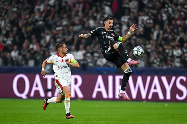 Robin Koch Eintracht Frankfurt, 04 on the ball, behind Yunus Akgün Galatasaray Istanbul, 11 , GER, Eintracht Frankfurt vs Galatasaray Istanbul, Football, UEFA Champions League, League Phase, Matchday 1, Season 2025 2026, 18 09 2025 GER, Eintracht Frankfurt vs Galatasaray Istanbul, Football, UEFA Champions League, League Phase, Matchday 1, Season 2025 2026, 18 09 2025 Frankfurt am Main Copyright: xEibner-Pressefoto FlorianxWiegandx EP_FWD
