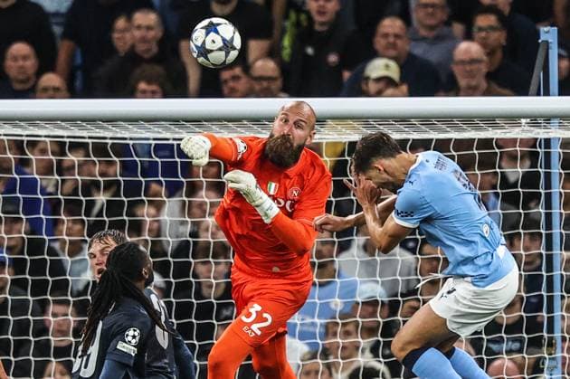 UEFA Champions League 2025 26 Phase MD1 Manchester City vs Napoli League Vanja Milinkovic-Savic of Napoli punches the ball clear during the UEFA Champions League 2025 26 Phase MD1 Manchester City vs Napoli League at The City of Manchester Stadium, Manchester, United Kingdom, 18th September 2025 (Photo by Alfie Cosgrove News Images) Manchester Etihad Stadium Manchester United, ManU Kingdom Copyright: xAlfiexCosgrove NewsxImagesx