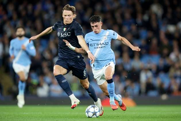 Manchester City v SSC Napoli - UEFA Champions League 2025 26 League Phase MD1 Scott McTominay of SSC Napoli and Phil Foden of Manchester City challenge during the UEFA Champions League 2025 26 League Phase MD1 match between Manchester City and SSC Napoli at City of Manchester Stadium on September 18, 2025 in Manchester, England. Manchester City of Manchester Stadium England United Kingdom Copyright: xNigelxFrench Sportsphoto APLx 14135231