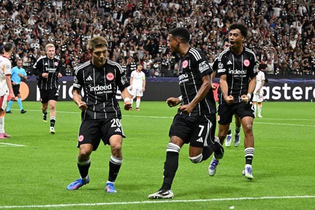 18 09 2025, xsltx, Fußball UEFA Champions League, Eintracht Frankfurt Galatasaray SK Istanbul v l Torjubel nach dem Tor zum celebrating the goal celebrate 1 1 bei Ritsu Doan Eintracht Frankfurt Eigentor Ansgar Knauff Eintracht Frankfurt Nathaniel Brown Eintracht Frankfurt DFL DFB REGULATIONS PROHIBIT ANY USE OF PHOTOGRAPHS as IMAGE SEQUENCES and or QUASI VIDEO Frankfurt am Main