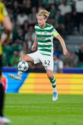 UEFA CHAMPIONS LEAGUE SPORTING CP VS KAIRAT ALMATY Lisboa, Portugal - 18 09 2025: UEFA Champions League match between Sporting CP and Kairat Almaty at Estadio JosÃ Alvalade 42 Sporting midfielder, Morten Hjulmand takes down the ball in midfield Mandatory Credit: Pedro Loureiro Avant Sports Agency Lisboa Estadio JosÃ Alvalade Portugal Copyright: xx