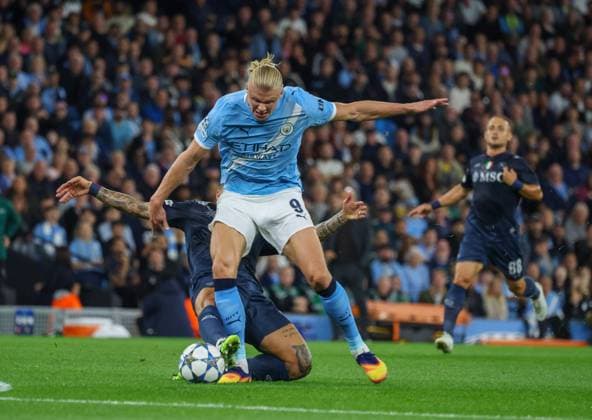 Manchester City - Napoli During the Champions League match between Manchester City and Napoli on September 18, 2025, at the Etihad Stadium in Manchester. Photo: Giovanni Di Lorenzo (capitano) of SSC Napoli - Eerling Haaland of Manchester City Munchester ETIHAD STADIUM Munchester Inghilterra Copyright: xFABIOxSASSOxFabioxSassox Italia Estonia2025_09_18Fabio Sasso2517