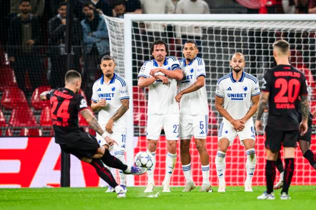 Champions League League Phase FC Kobenhavn vs Bayer 04 Leverkusen 18 09 2025 24 GER Aleix Garcia kicks free kick The wall consists of 11 FCK Jordan Larsson, 27 FCK Thomas Delaney, 5 FCK Gabriel Pereira, 6 FCK Pantelis Hatzidiakos Champions League League League Phase FC Kobenhavn vs Bayer 04 Leverkusen 18 09 2025 Kobenhavn, Denmark 18 September, 2025 UK Champions League League League Phase FC Copenhagen vs Bayer 04 Leverkusen Parken, Copenhagen, Denmark Kobenhavn Parken Denmark Copyright: xMichaelxBarrettxBoesenx