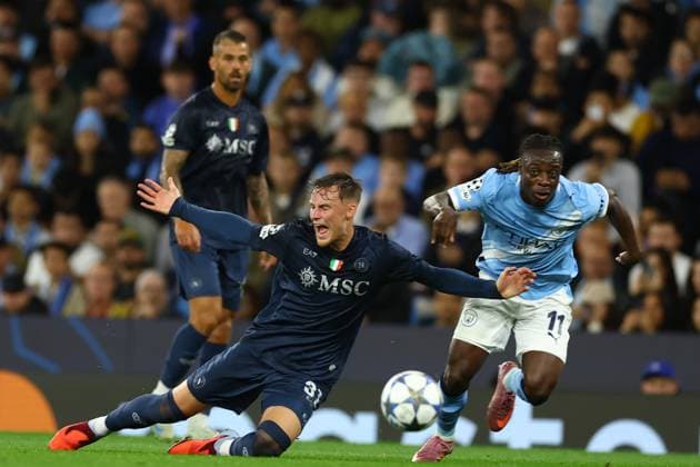 September 18, 2025, Manchester, Naples, England: Sam Beukema of Napoli challenges for the ball with Jeremy Doku of Manchester City during the UEFA Champions League 2025 26 League Phase MD1 match between Manchester City and SSC Napoli at Etihad Stadium on September 18, 2025 in Manchester, England Manchester England - ZUMAl131 20250918_zsp_l131_015 Copyright: xCiroxDexLucax