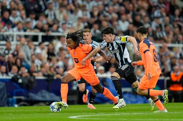 September 18, 2025, Newcastle, Newcastle, England: Jules Kounde of FC Barcelona, Barca and Tino Livramento of Newcastle United compete for the ball during the UEFA Champions League 2025 26 League Phase MD1 match between Newcastle United FC and FC Barcelona at St James Park on September 18, 2025 in Newcastle upon Tyne, England. Newcastle England - ZUMAa181 20250918_zaa_a181_131 Copyright: xDennisxAgyemanx