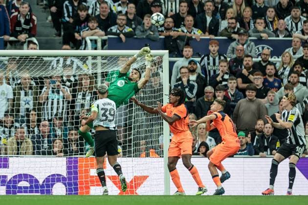 UEFA Champions League 2025 26 Phase MD1 Newcastle United vs Barcelona Joan Garcia of Barcelona punches the ball away during the UEFA Champions League 2025 26 Phase MD1 Newcastle United vs Barcelona at St James s Park, Newcastle, United Kingdom, 18th September 2025 (Photo by Mark Cosgrove News Images) Newcastle St. James s Park Tyne and Wear United Kingdom Copyright: xMarkxCosgrove NewsxImagesx