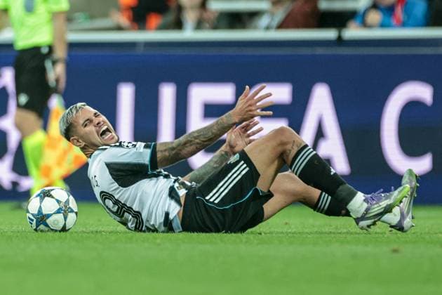 UEFA Champions League 2025 26 Phase MD1 Newcastle United vs Barcelona Bruno Guimaraes of Newcastle Untied down injured during the UEFA Champions League 2025 26 Phase MD1 Newcastle United vs Barcelona at St James s Park, Newcastle, United Kingdom, 18th September 2025 (Photo by Mark Cosgrove News Images) Newcastle St. James s Park Tyne and Wear United Kingdom Copyright: xMarkxCosgrove NewsxImagesx