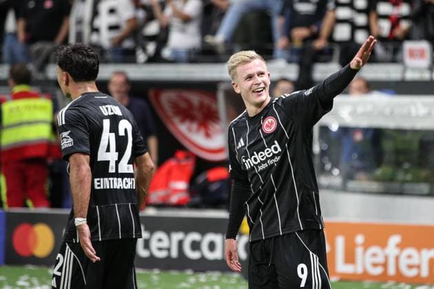 Greeting to the fans after his goal for 3 1 Jonathan Burkardt Eintracht Frankfurt, 09 Can Uzun Eintracht Frankfurt, 42 , GER, Eintracht Frankfurt vs Galatasaray Istanbul, Football, UEFA Champions League, League Phase, Matchday 1, Season 2025 2026, 18 09 2025 GER, Eintracht Frankfurt vs Galatasaray Istanbul, Football, UEFA Champions League, League Phase, Matchday 1, Season 2025 2026, 18 09 2025 Frankfurt am Main Copyright: xEibner-Pressefoto JanxPrihodax EP_JPA