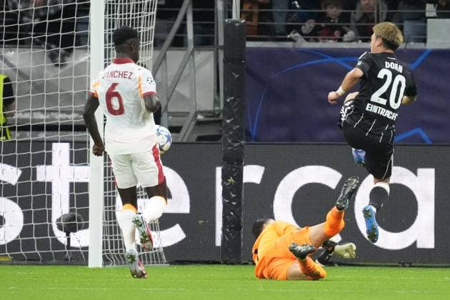 Ritsu Doan Eintracht Frankfurt, 20 shoots at Davinson Sanchez Galatasaray Istanbul and he scores into his own goal to make it 1 1 Frankfurt 18 09 2025 Eintracht Frankfurt vs Galatasaray Istanbul, Deutsche Bank Park, Matchday 1 UEFA Champions League