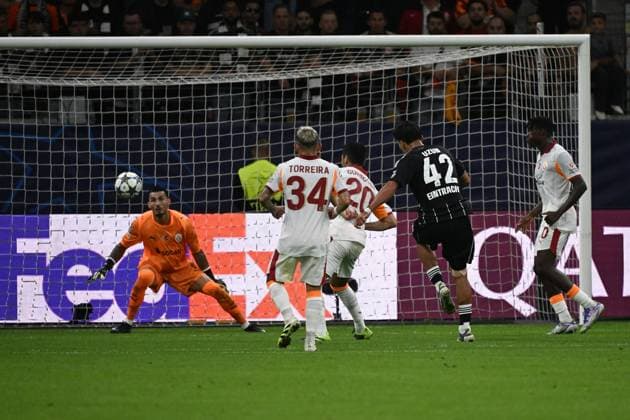 18 09 2025, xjhx, Fussball UEFA Champions League, Eintracht Frankfurt Galatasaray SK Istanbul v l Can Uzun Eintracht Frankfurt Torschuetze, erzielt das Tor, Treffer, scores the goal 2 1 Ugurcan Cakir Galatasaray Istanbul DFL DFB REGULATIONS PROHIBIT ANY USE OF PHOTOGRAPHS as IMAGE SEQUENCES and or QUASI VIDEO Frankfurt am Main
