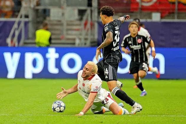 Frankfurt, Germany September 18, 2025 Champions League 2025 2026 Eintracht Frankfurt vs Galatasaray Istanbul In the picture from left in the duel Baris Yilmaz Galatasaray against Nnamdi Collins Frankfurt Deutsche Bank Park Hessen Copyright: xFotostandx xRacochax