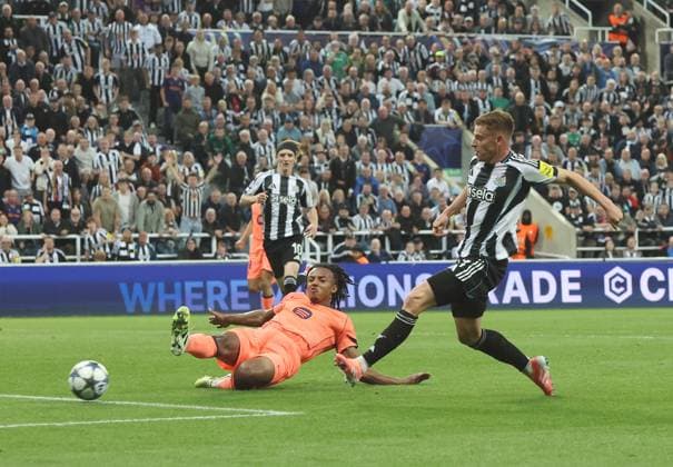 Newcastle Upon Tyne, England, 18th September 2025. Harvey Barnes of Newcastle United has a shot on goal which was saved during the Newcastle United vs FC Barcelona, Barca UEFA Champions League match at St. James Park, Newcastle Upon Tyne. Picture credit should read: Nigel Roddis Sportimage EDITORIAL USE ONLY. No use with unauthorised audio, video, data, fixture lists, club league logos or live services. Online in-match use limited to 120 images, no video emulation. No use in betting, games or single club league player publications. SPI_039_NR_Newcastle_Barca SPI-4145-0039