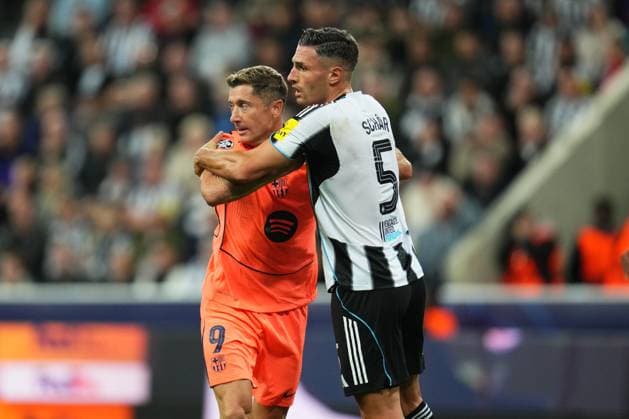 ESP: Newcastle United - FC Barcelona, Barca La Liga EA Sports. UEFA Champions League. Matchday 1. Robert Lewandowski of FC Barcelona and Fabien Schar of Newcastle United during the UEFA Champions League match, between Newcastle United and FC Barcelona, matchday 1, played at St. James Park Stadium on September 18, 2025 in Newcastle, England. Copyright: xBaguxBlancox xPRESSINx PS_250918_NEW_BAR_2526_023